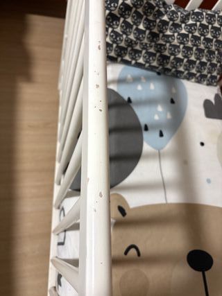 Cuna blanca para bebé, desmontada.