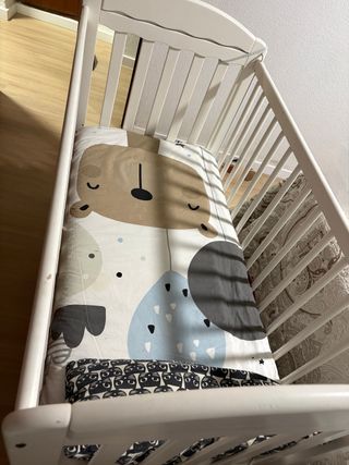 Cuna blanca para bebé, desmontada.