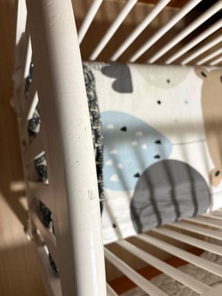 Cuna blanca para bebé, desmontada.