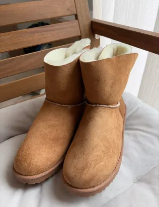 Botas marrones tipo UGG con pelo y lazo