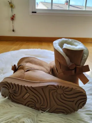 Botas marrones tipo UGG con pelo y lazo