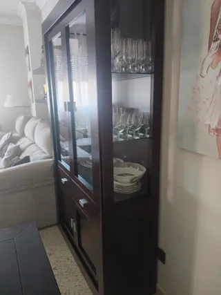 Vitrina madera maciza y cristal diseño moderno