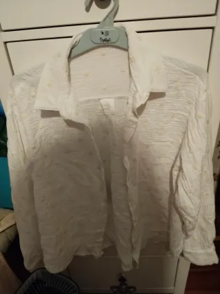 Camisa blanca con bodoques bordados beis