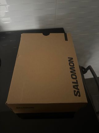 Zapatillas Salomon grises y rojas