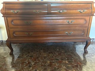 Cómoda de madera con tapa de mármol