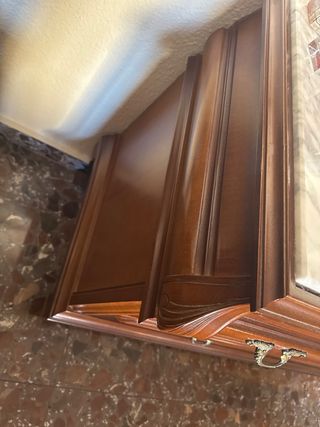 Cómoda de madera con tapa de mármol