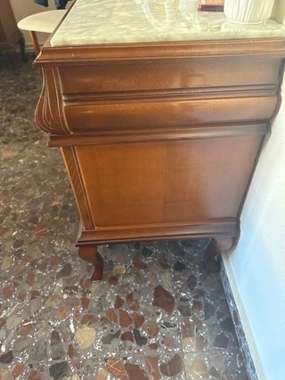 Cómoda de madera con tapa de mármol