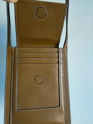 Porta teléfono piel mostaza Zara