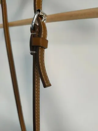 Porta teléfono piel mostaza Zara