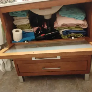 Mueble de baño con lavabo y grifo