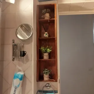 Mueble de baño con lavabo y grifo