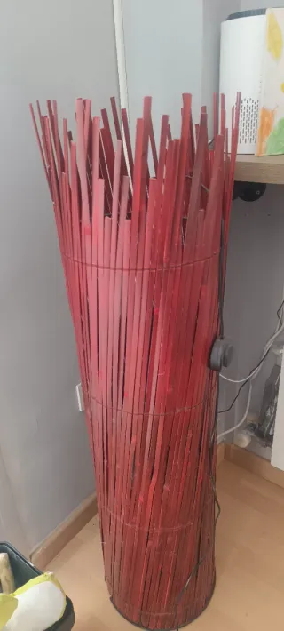 Lámpara de pie Ikea bambú morrón rojizo