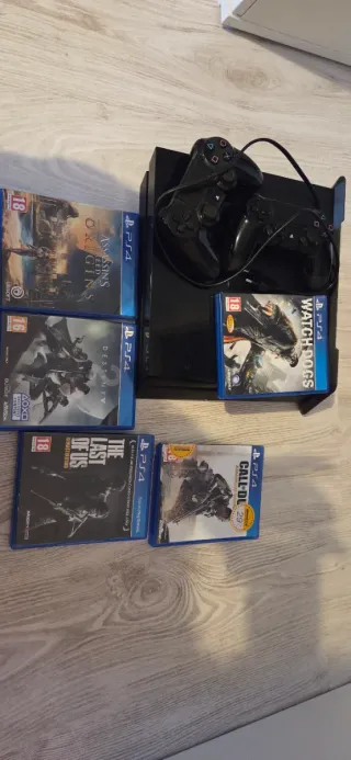 PS4 con 2 mandos y 5 juegos