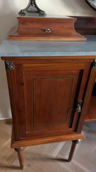 Aparador antiguo caoba rubia y bronce con mármol