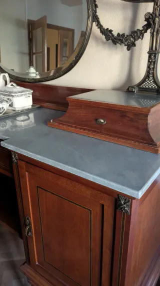 Aparador antiguo caoba rubia y bronce con mármol