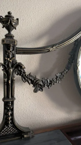 Aparador antiguo caoba rubia y bronce con mármol