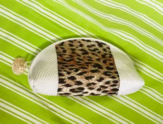 Borsetta mezzaluna bianca maculata con nappina