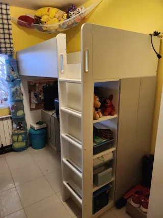 Cama alta blanca con escritorio y armario