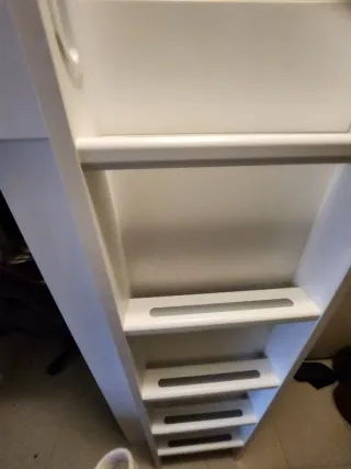 Cama alta blanca con escritorio y armario