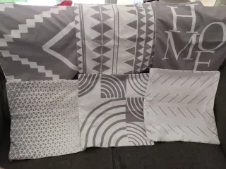 Fundas de cojín grises y blancas