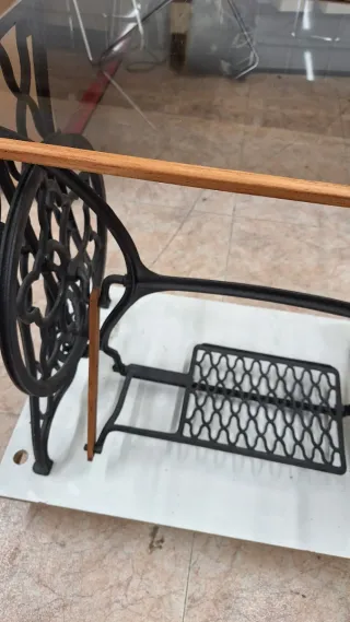 Mueble máquina de coser con tapa de cristal