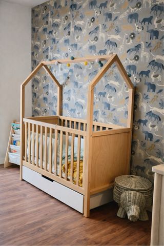 Cuna de madera maciza con cajón