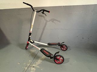 Patineta de 2 ruedas blanca y roja