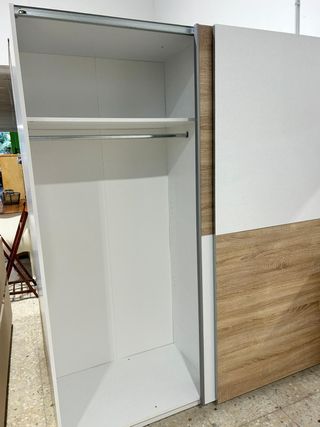 Armario puertas correderas madera y blanco