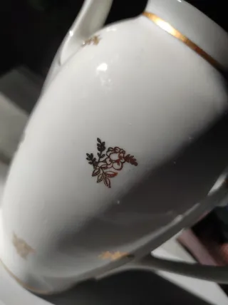 Jarra de porcelana con flores doradas