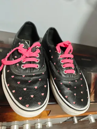 Zapatillas Vans negras con corazones rosas