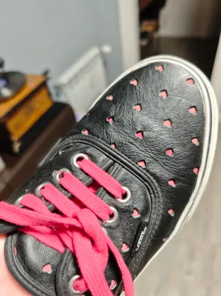 Zapatillas Vans negras con corazones rosas