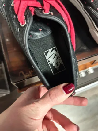 Zapatillas Vans negras con corazones rosas