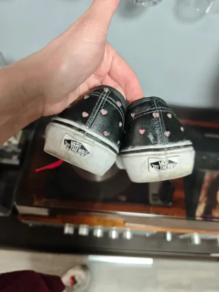 Zapatillas Vans negras con corazones rosas