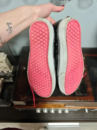 Zapatillas Vans negras con corazones rosas