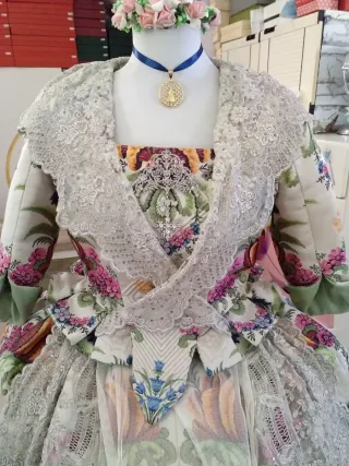 Traje de fallera seda natural con manteletas