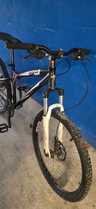 Bicicleta con frenos de disco para reparar