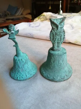 Campanas de bronce con figuras