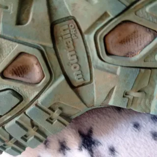 Botas de senderismo grises y turquesa