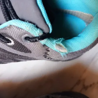 Botas de senderismo grises y turquesa