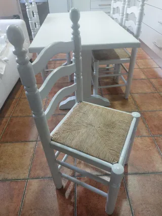 Mesa de madera maciza con 4 sillas