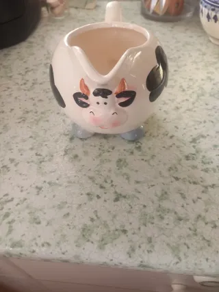 Lechera de cerámica con cara de vaca