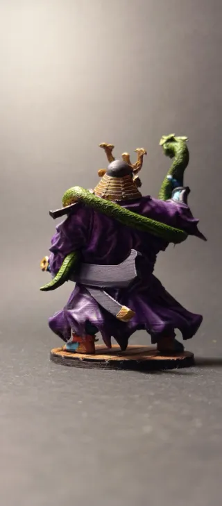 Figurita General Oni con Serpiente