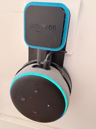 Echo Dot 3ª Gen con Soporte Montaje Pared