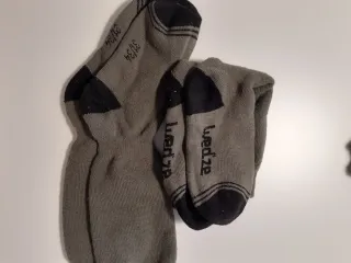 Guantes y calcetines de esquí infantiles.