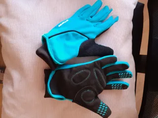 Guantes y calcetines de esquí infantiles.