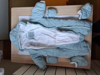 Buzo de bebé verde con manoplas y patucos