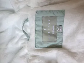 Buzo de bebé verde con manoplas y patucos