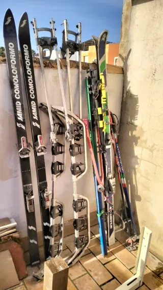 Lote de esquís y fijaciones