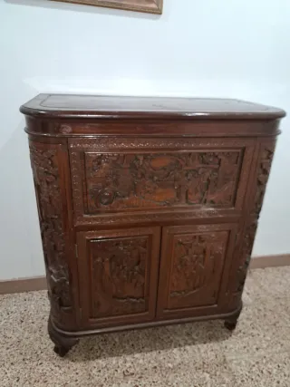 Mueble bar tallado madera