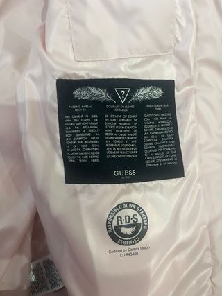 Chaqueta Guess rosa con cinturón. Cazadora de plna